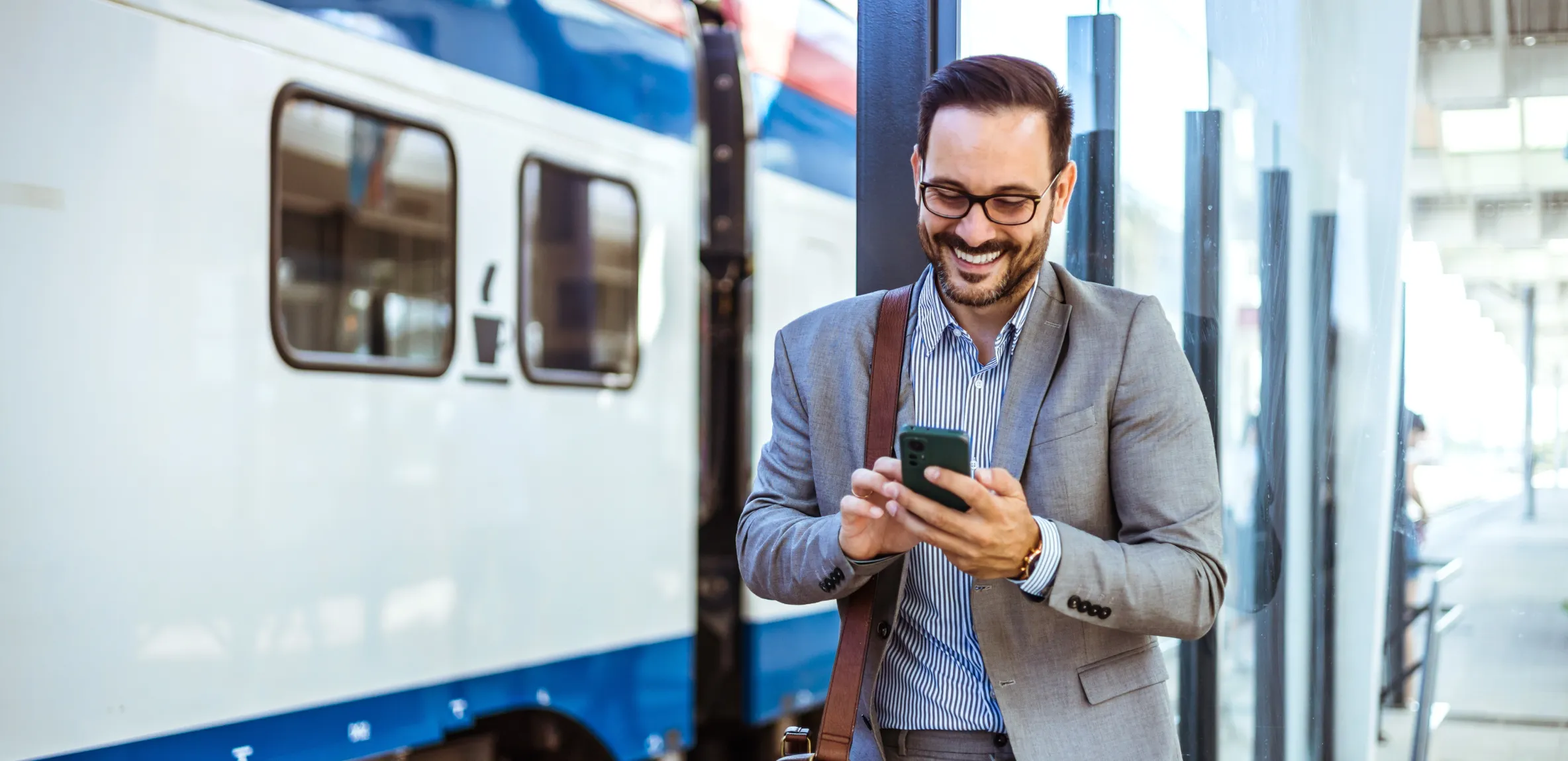 mann-smartphone-reise.webp